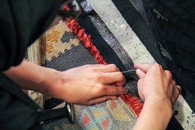 توسعه دستبافته‌های رویین اسفراین در گرو  تجمیع بافندگان